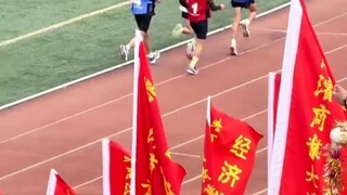 高校运动会5000米田径赛，男生在第一名领先情况下继续加速冲刺