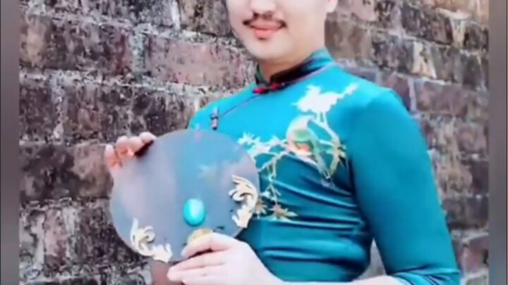 سلسلة «متى يتحوّل الرجل إلى مثير لا تستطيع النساء مقاومته»: شارب مثير يتناغم مع فستان القِيُّون الخا