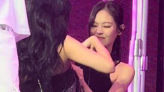 Chiếc xích trên áo của Jisoo bị đứt nhưng cô ấy không hề hoảng sợ, cô ấy nhanh chóng sửa nó lại và q
