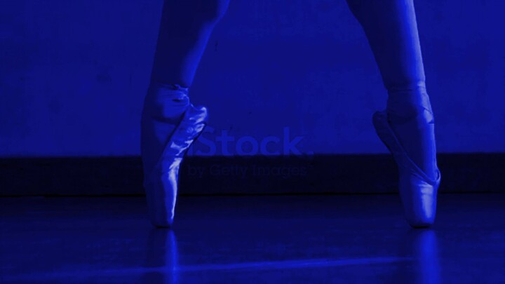 Close up of a ballet dancer's feet as she practices point exercises.IIII.Bilibili.tv.Mp4