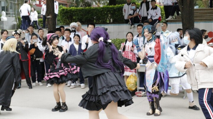 The animation club of the Affiliated High School of Fujian Normal University Quanzhou dances along w