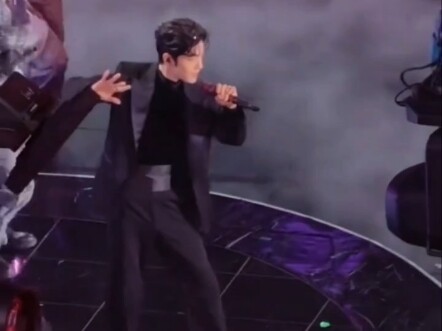 นี่ไม่ใช่ซังไห่กับโม่เต๋อเสียนเหรอ? ทำไมเปิดไมค์ร้องเพลงเต้นได้ดีขนาดนี้?