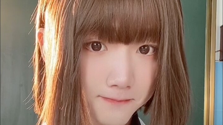 Anak muda yang penuh semangat menganggap melakukan kebaikan tanpa pamrih sebagai hal yang sangat ker