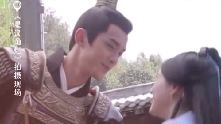 【บันทึกเบื้องหลังซีรีส์ ดวงดาวเรืองรอง】 ฮ่าๆๆ จ้าวลู่ซือจับหูกระต่ายของอู๋เล่ย