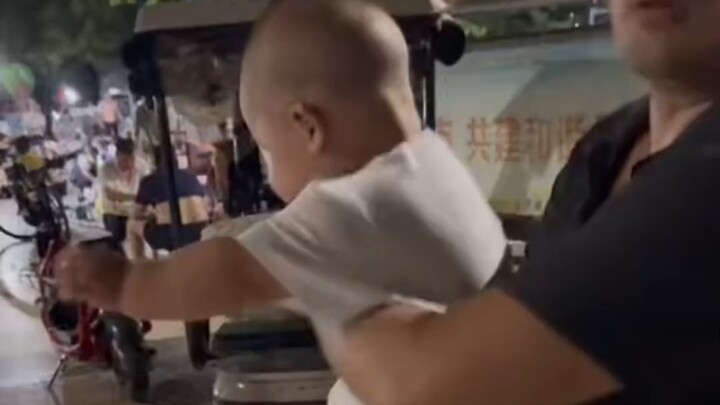 Anak kecil yang suka menari tarian lapangan itu, apa di tubuhnya pasang per pegas ya?