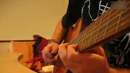 Sangat baik! Gitar akustik memainkan episode Pirates of the Caribbean "He's a Pirate"