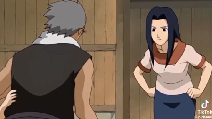 kok mirip Mikoto ibunya sasuke, tapi kok sasuke nya gak nyadar ??