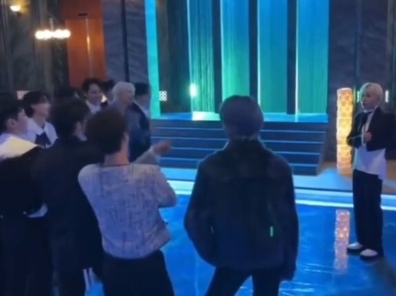 【ฟูเซิ่งกวัน】แม้แต่ตอนนั่งเหม่อ ก็ยังมีอีกสิบสองคนคอยอยู่ข้างหลังอย่างเงียบๆ…