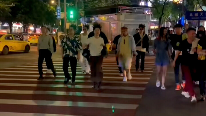 Apa jadinya kalau Kôshû Yamashiro berubah menjadi Ichigō Itō, lalu mereka berjalan bersama di jalana