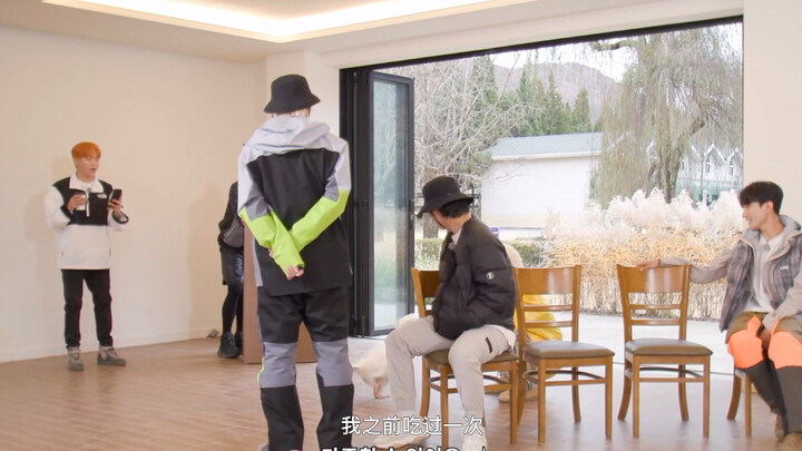 Some see a goose; others see a whole goose stewed in an iron pot.