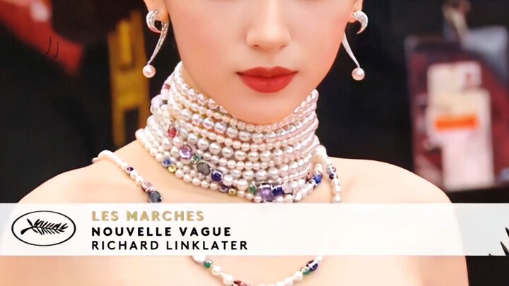 What authoritative beauty! This lady was actually chased and photographed by Cannes’ official photog