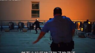 美国保安被夹两楼之间，救援小队砸墙救人，幸亏大肚腩救了他一命