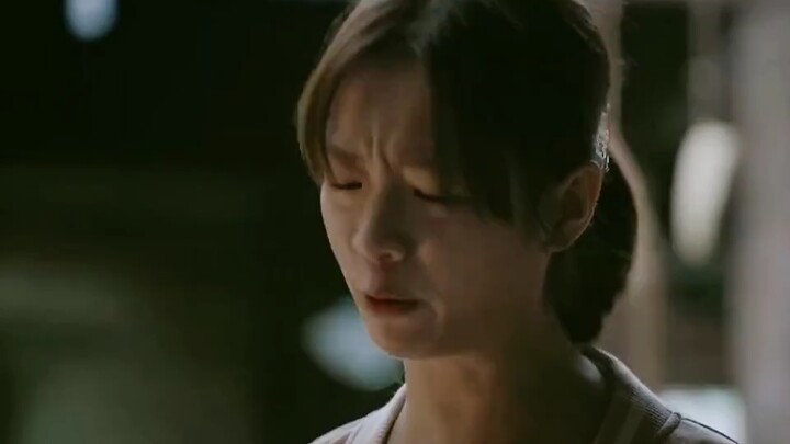 The door of a girl living alone is marked, and she must protect herself when her parents are not aro