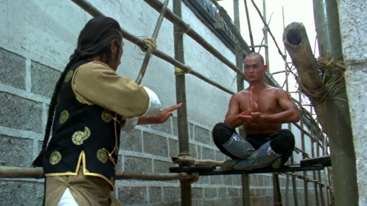 Young man sneaks into the Shaolin Temple to learn martial arts, spends a year building makeshift she