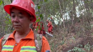 Kami semua berasal dari profesi yang berbeda dan secara sukarela bergabung dengan pemadam kebakaran 