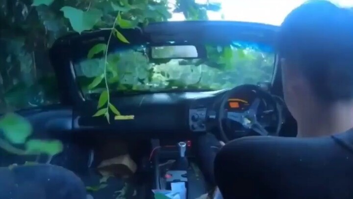 the car bounced (mobil terpental)
