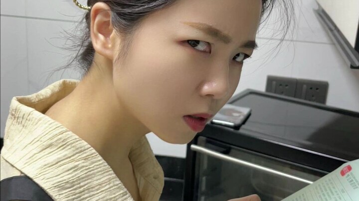 你们看我老婆考斯普雷的像不像！感觉像是狗在cosplay我老婆！