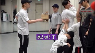 SEVENTEEN's Kim Min-kyu: Muscles That Get in the Way of Work