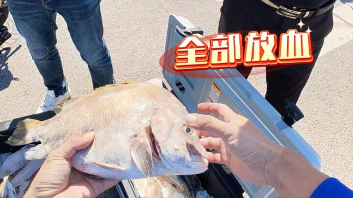 A box of top-grade sashimi, sold as a street stall right at the entrance of the residential complex~