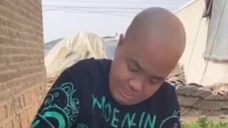 الأخ غاويا داوجيه يتحدى تناول معلبات سمك الرنجة