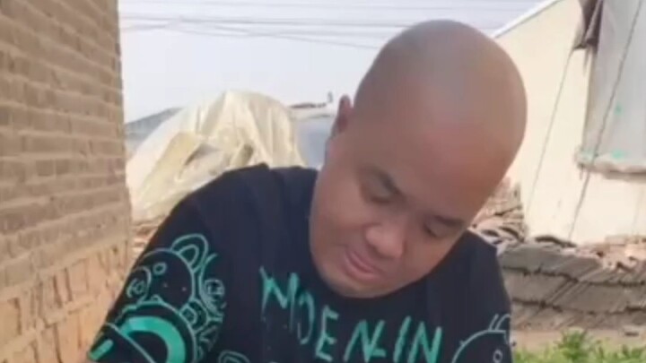 Anh Đao Cao Nhã Thách thức món cá trích đóng hộp