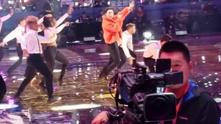 Zhang Yixing bombed the 2019 Tmall King stage with military-style support