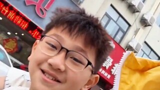 烧饼哥一摸电脑凉的:这都几点了还没开电脑，学校讲成绩家里讲战绩。小烧饼:中华上下五千年都没有你这样的爹。当小烧饼听到去书城开心的蹦起来，这读瘾算是戒不了。