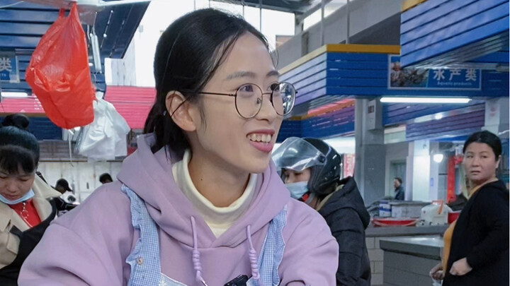 ฉันเคยเรียนด้านออกแบบ ตอนนั้นแค่จับปากกาก็วาดภาพได้ แต่ตอนนี้ฉันจับมีดเพื่อหาเลี้ยงชีพ บนโลกนี้มีวีร