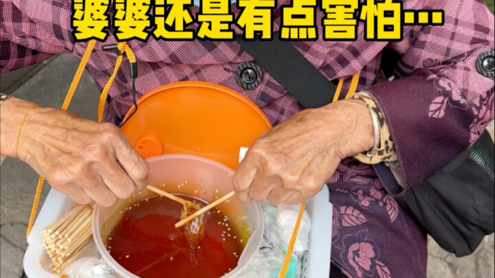 I stumbled upon my mother-in-law’s 3-yuan spun sugar 🍡—it almost made me cry… 🥺