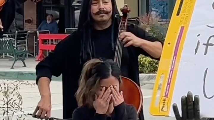 “ถ้าคุณรู้สึกไม่เป็นที่รัก ก็มานั่งตรงนี้เลย”