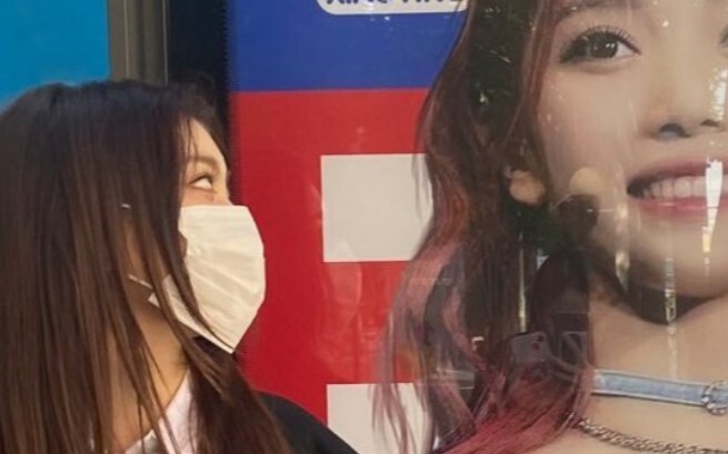 (شين شياوتينغ وتشوي يوتشن) يوتشن رافقت شياوتينغ لتوثيق دعمها لـ تينغ سي! وحتى التقطت لها صورة توثيقي