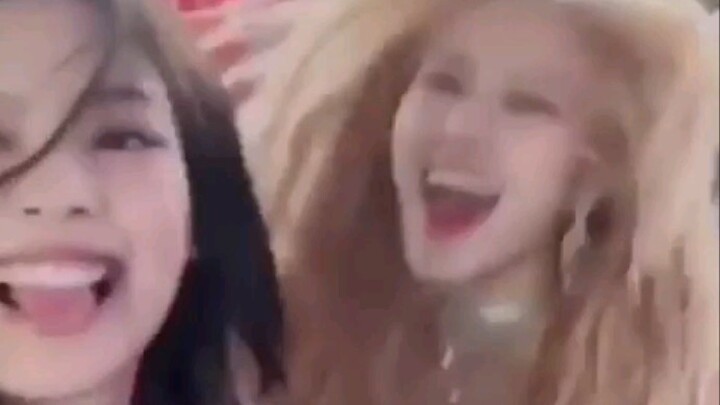 [BLACKPINK] Dua gadis kecil yang menyusup di dalam grup pria⁽⁽ଘ(๑ơ ω ơ๑)ଓ⁾⁾