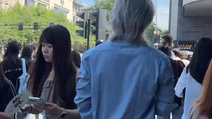 Men with white hair are attractive to girls