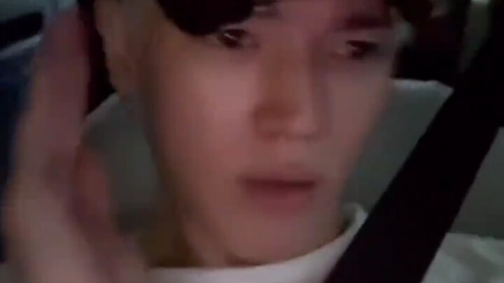 Taeyong acting like he’s listening to my brand-new song—so easy~
