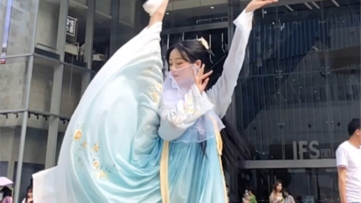 是你们想看的汉服一字马吗？