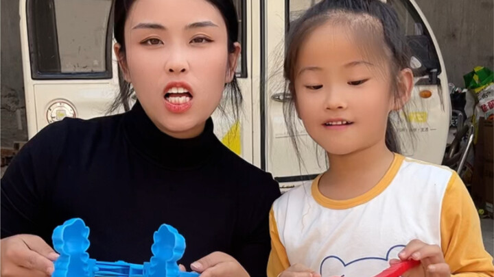 Parent-child interactive game: a competition with my eldest child to see who can successfully unmold