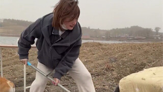 我问姥爷怎么洗澡，姥爷说啥时候下雨啥时候洗