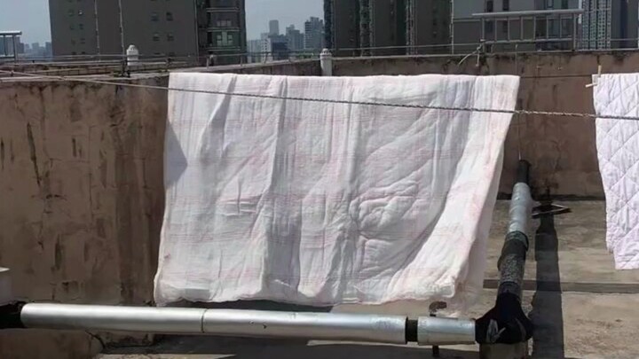 Gần đây, một người phụ nữ ở Trường Sa phơi chăn trên sân thượng thì bị gió mạnh thổi rách tan thành 