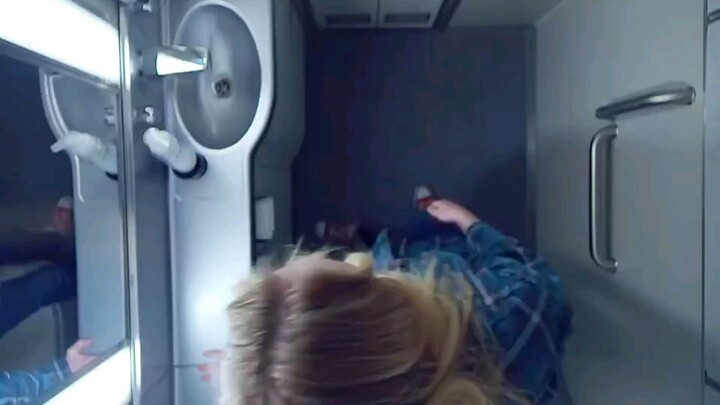 Seorang wanita hanya pergi ke toilet di pesawat, namun siapa sangka hal itu justru secara tak terdug