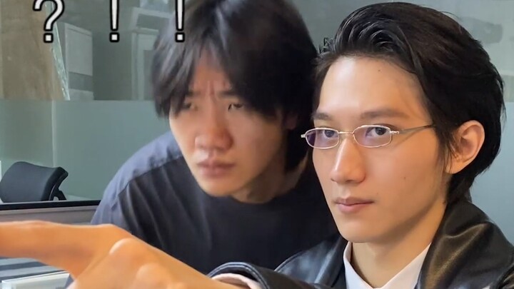 Lihat, di sana ada "double tape".