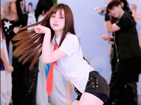 Hmm? A vampire cat's graceful and light catwalk dance for Halloween 🧛