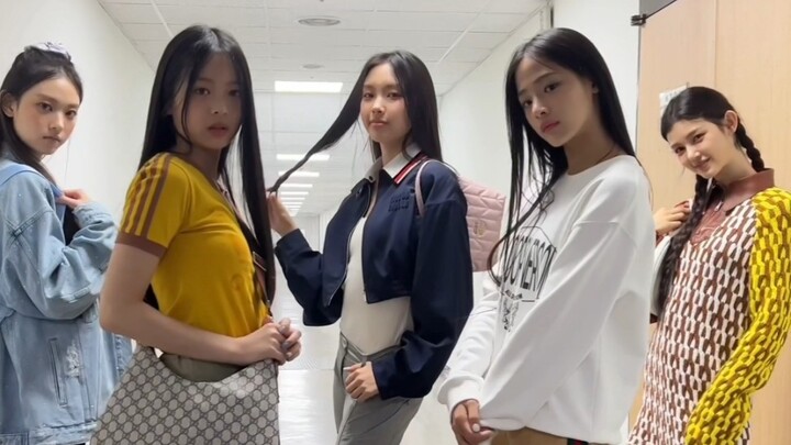 Đoàn siêu mẫu nữ thử thách vũ đạo bài hát “Attention” trên đường đi làm