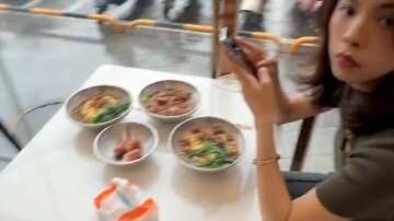 "Con gái nên kín đáo hơn"