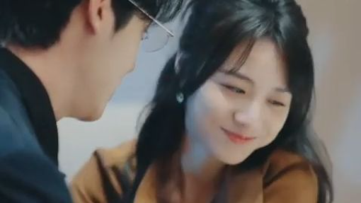 Pacarku selingkuh, aku menikah dengan ayah angkat CEO-nya, dimanjakan habis-habisan