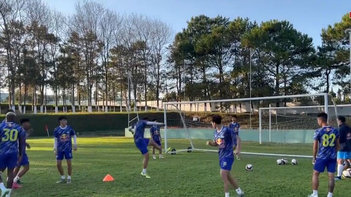 Khám phá một buổi tập luyện của HLV Kiatisuk với HAGL_ _Zico_ đã làm gì để nâng