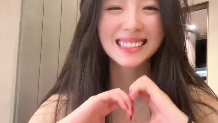 A beautiful brand representative who gained 400,000 new followers during Crazy Little Brother Yang’s