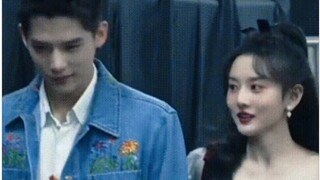 Wang Anyu melihat kembali ke Song Zuer setiap beberapa langkah