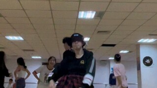 What is it like to dance to Zhang Yixing's new song in a crowded dance studio? - Zhang Yixing's cove
