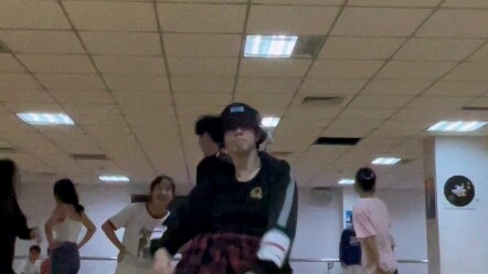 What is it like to dance to Zhang Yixing's new song in a crowded dance studio? - Zhang Yixing's cove