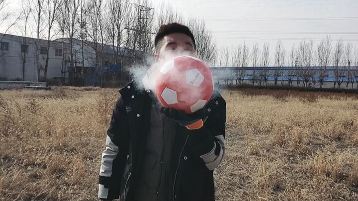 وضع كرة القدم في النيتروجين السائل عند -196 درجة مئوية فتحولت إلى كرة تُطلق دخانًا، ثم كُسرت بضربة و